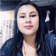 Profesora imparte clases a niños de todas las edades